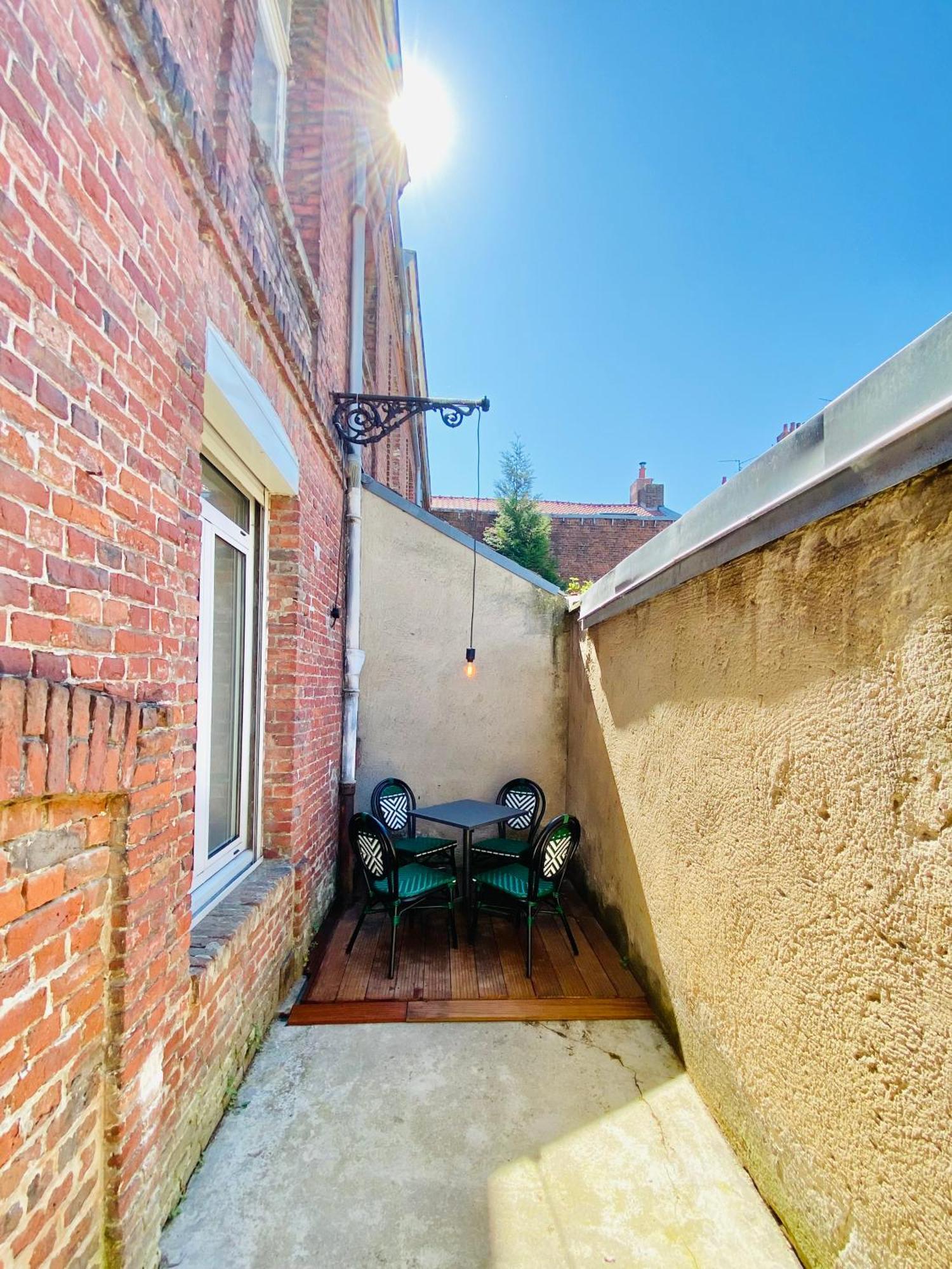 Oasis Urbaine - Spacieux Et Calme Avec Patio Lille Exterior photo